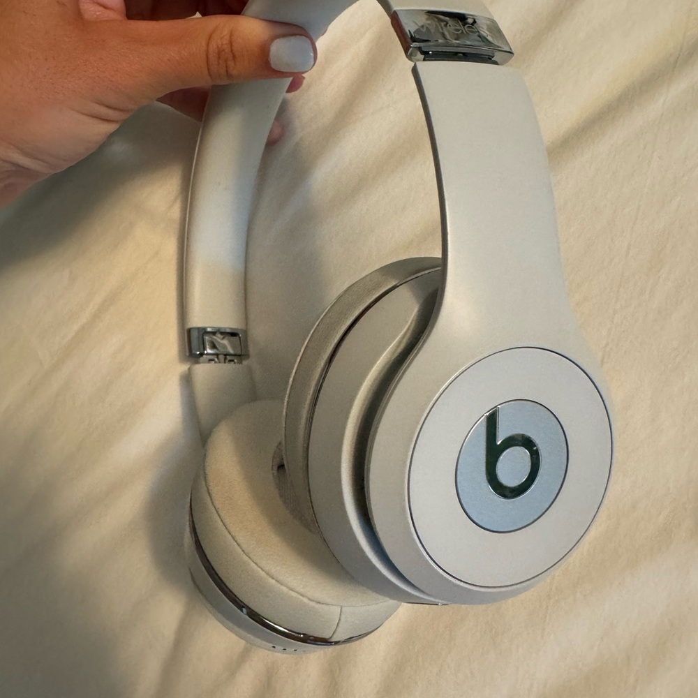 Beats Solo 3 Silver & Grey Barely Used!